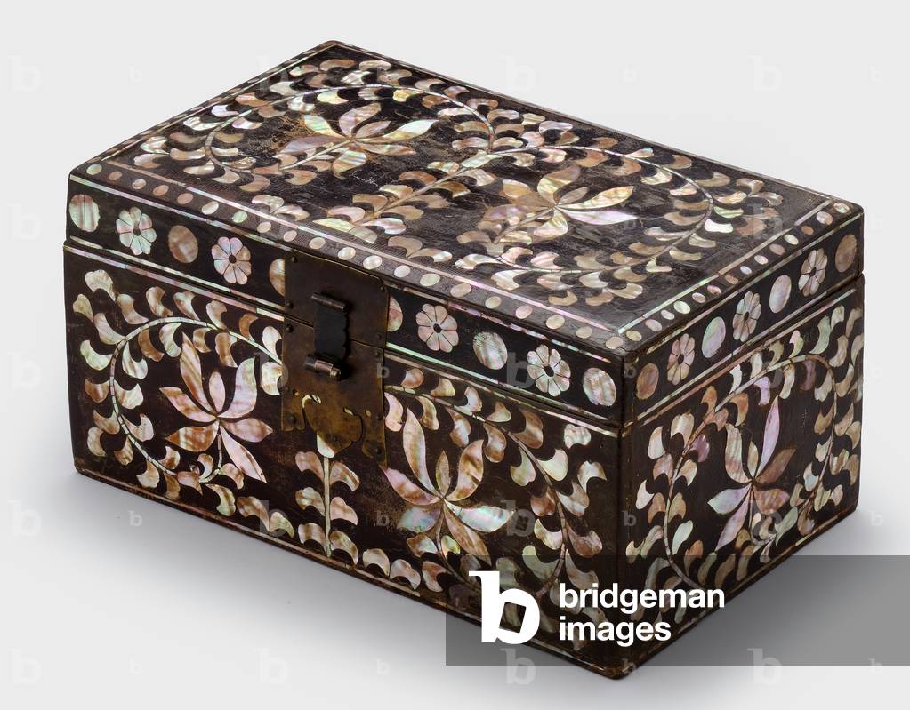 Covered box, late 18th-early 19th century (Black lacquer on wood, mother-of-pearl inlay)
