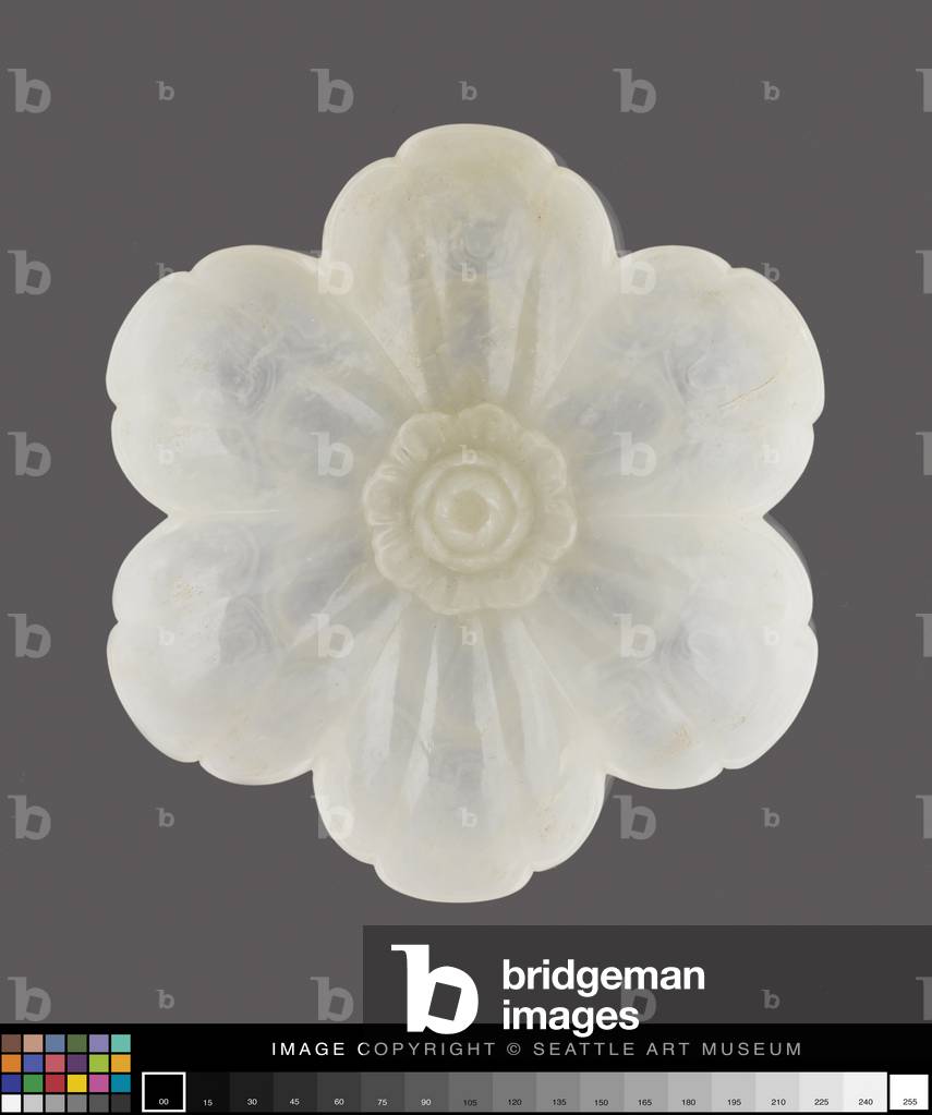 Six-petal flower dish, late 18th century (nephrite)