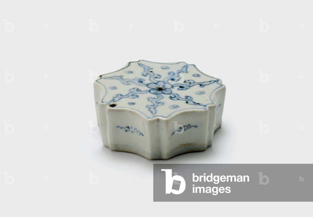 Waterdropper, mid 19th century (Porcelain with cobalt blue decoration)