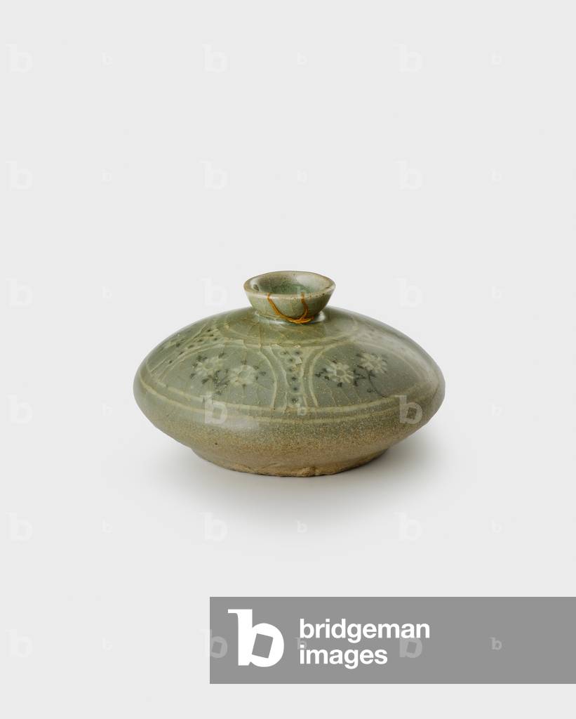 Oil bottle, late 12th century (Stoneware with inlaid slip decoration and
celadon glaze)