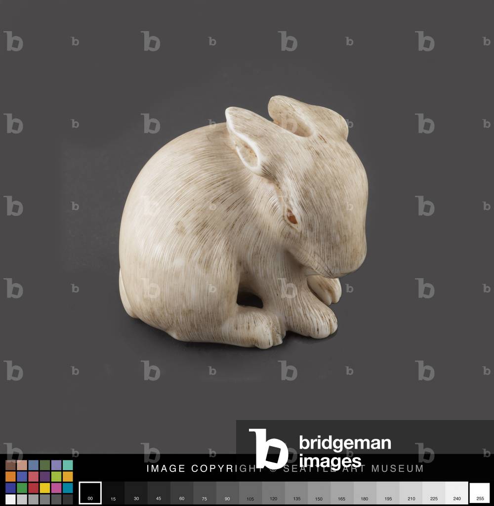 Netsuke modeled as a hare with amber
eyes, late 19th century (Ivory, amber)
