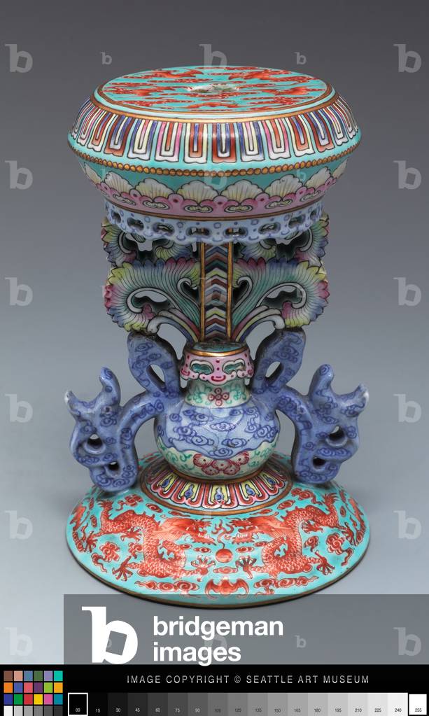 Stand for one of the Eight Buddhist
Symbols, 1796 - 1820 (Porcelain with overglaze enamel decoration)