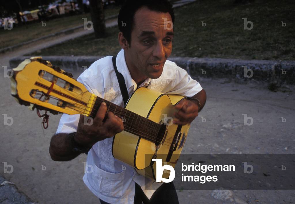 Man singing in Havana