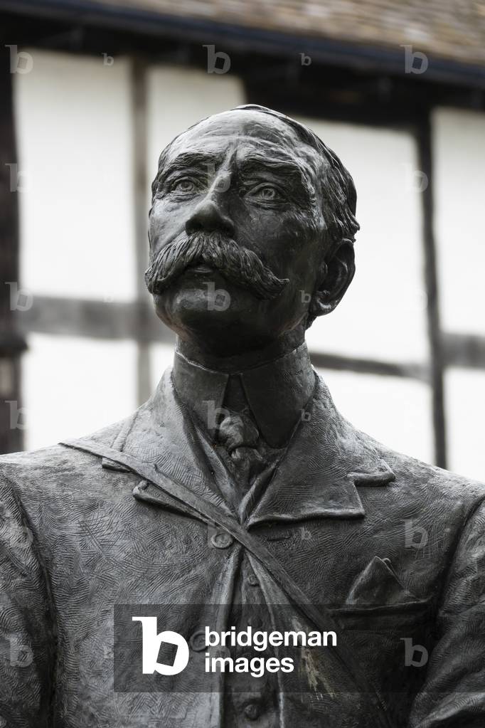 Statue of Sir Edward Elgar by Jemma Pearson at Hereford Cathedral, Herefordshire, UK (photo)