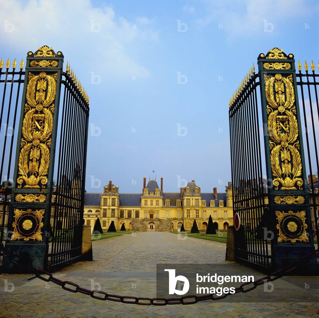 View of Napoleon I Gate, Chateau de Fontainebleau, Ile-de-France, France (photo)