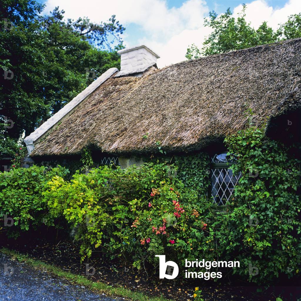 View of a thatched cottage, Maam Cross, Connemara, County Galway (photo)