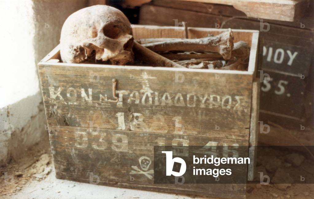 Funeral custom in Greece, 1982 (photo)