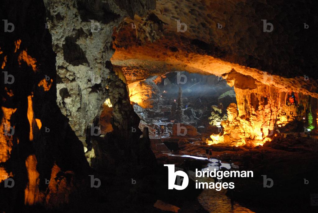 Hang Sung Sot Cave in Vietnam, 2007 (photo)