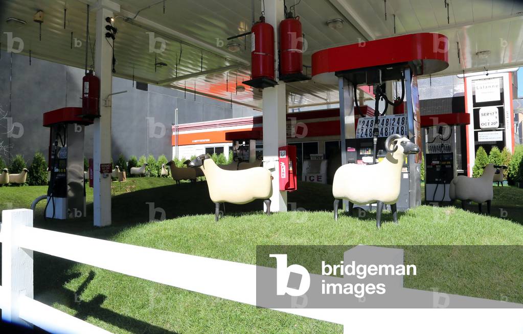 A gas station in the Chelsea district of New York has been transformed into a work of urban art., 2013 (photo)