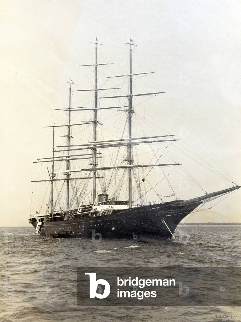 The sailboat Hussar II, 1930s (photo)