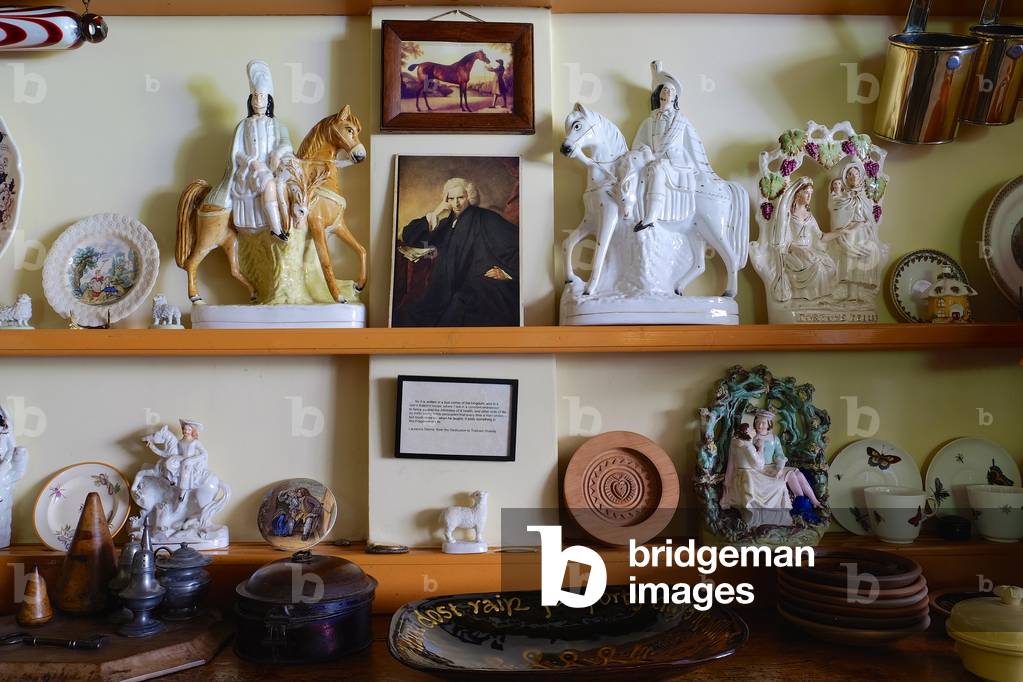 Shelves in Shandy Hall (photo)