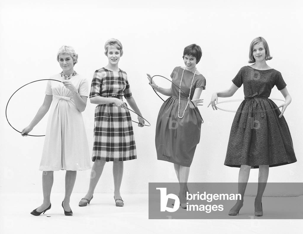 Hula hoop, 1958 (b/w photo)