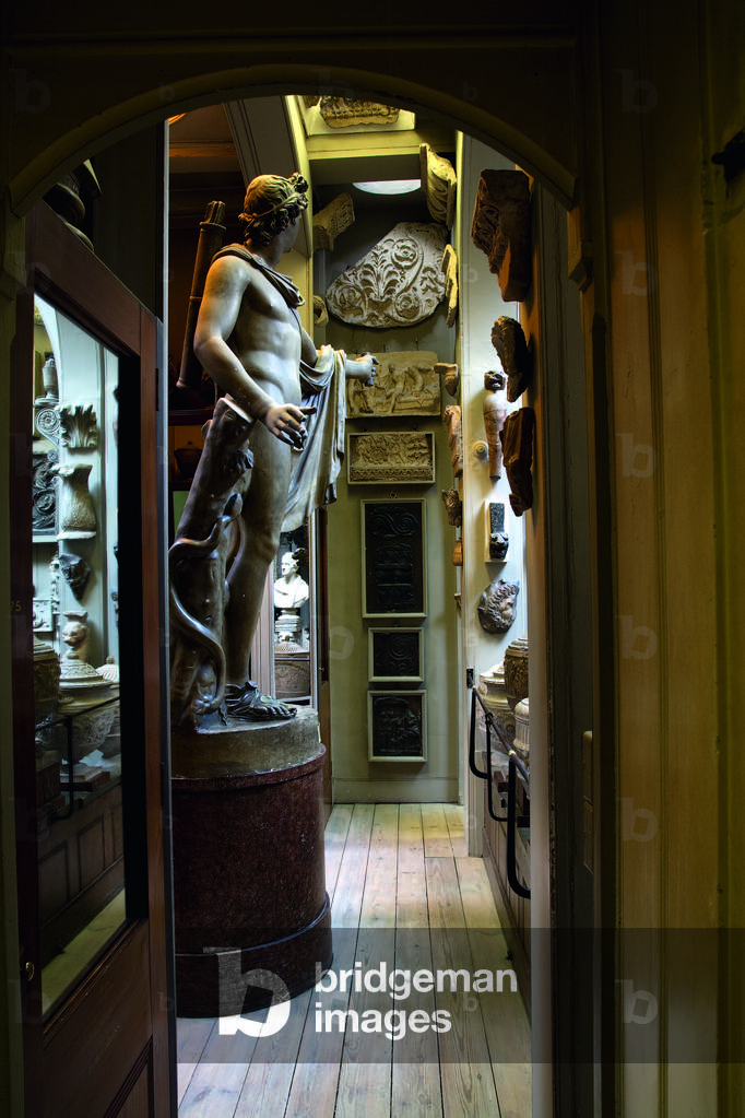 The Apollo Recess looking north, with a plaster cast of the Apollo Belvedere, Sir John Soane's Museum, London (photo)