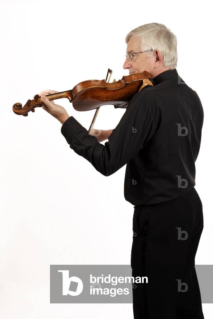 Mature player, playing the violin