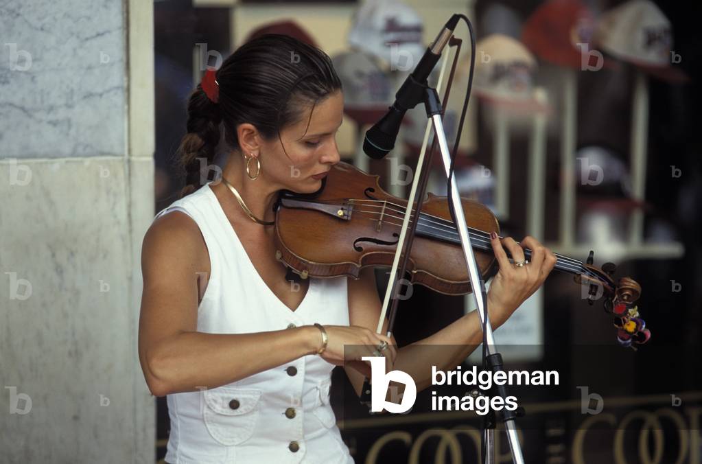 Girl playing the violin