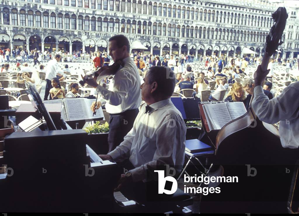 Small cafe orchestra /