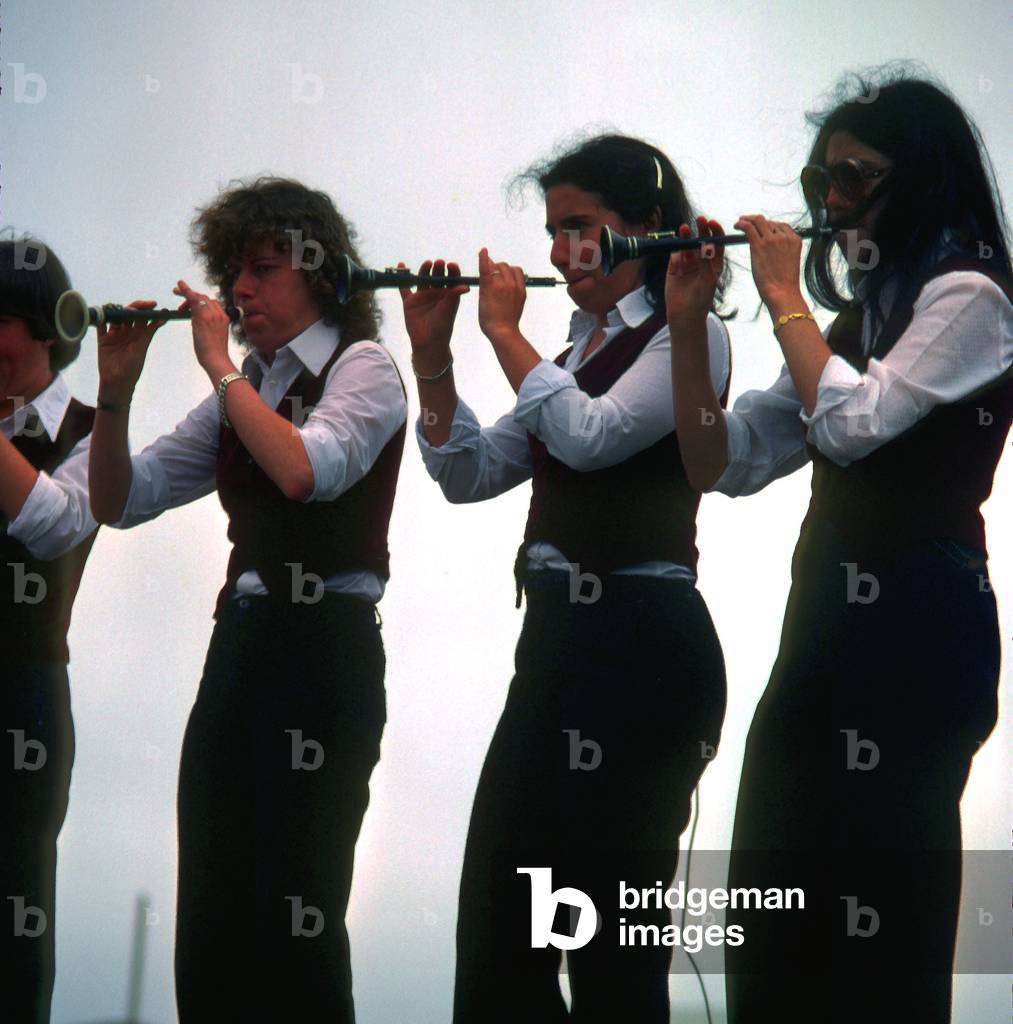 Four girls playing 'binioux'