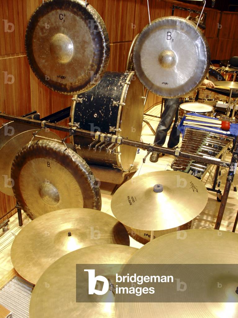 Gongs, bass drum and cymbals,