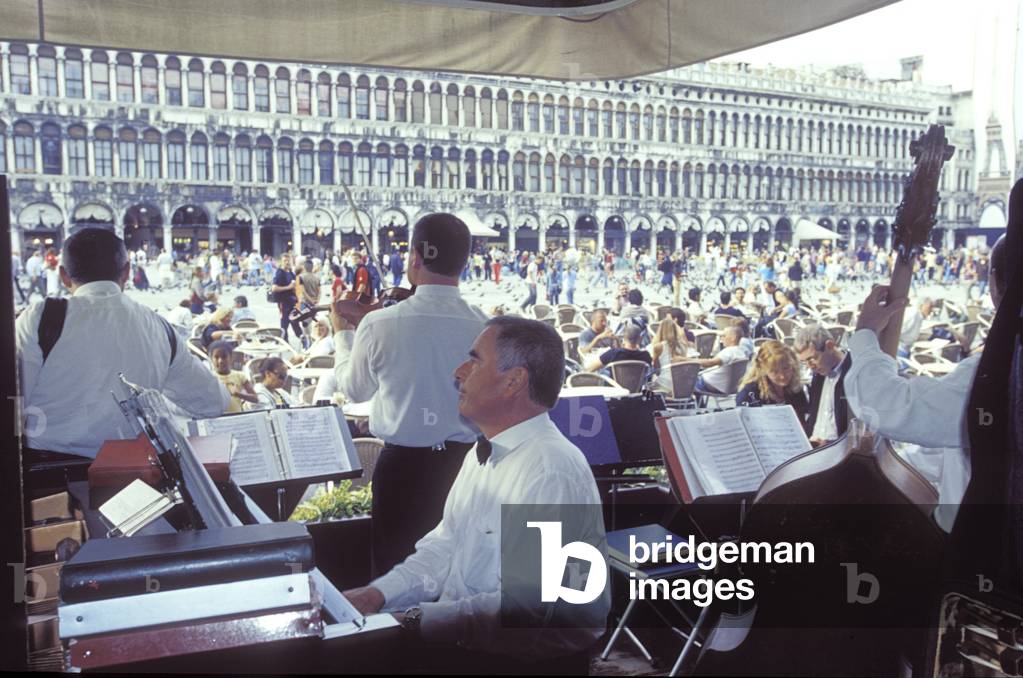 Small cafe orchestra /