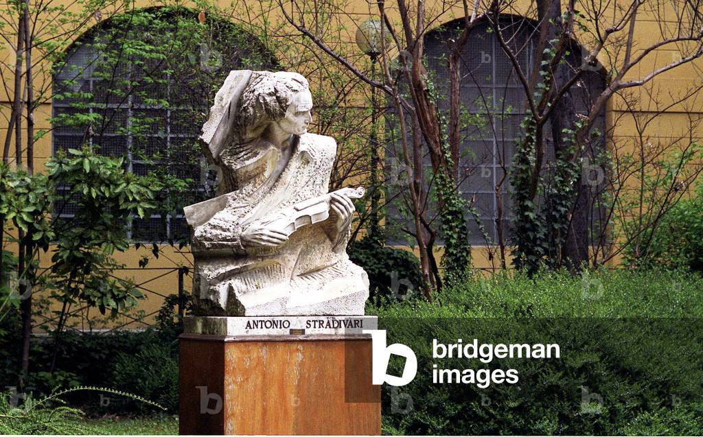 Antonio Stradivari - statue