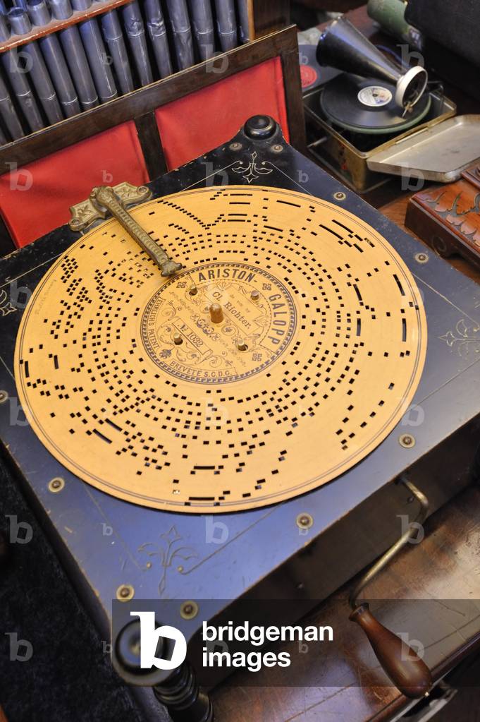 Rococco table Symphonion