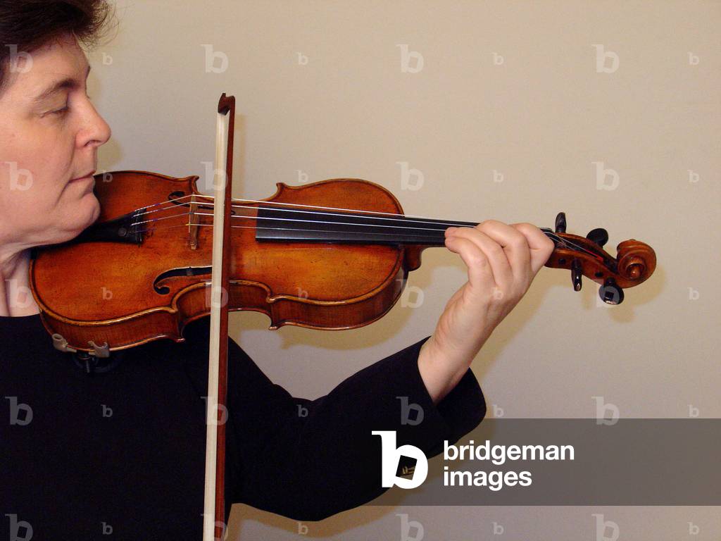 Violinist (Emer Calthorpe) playing