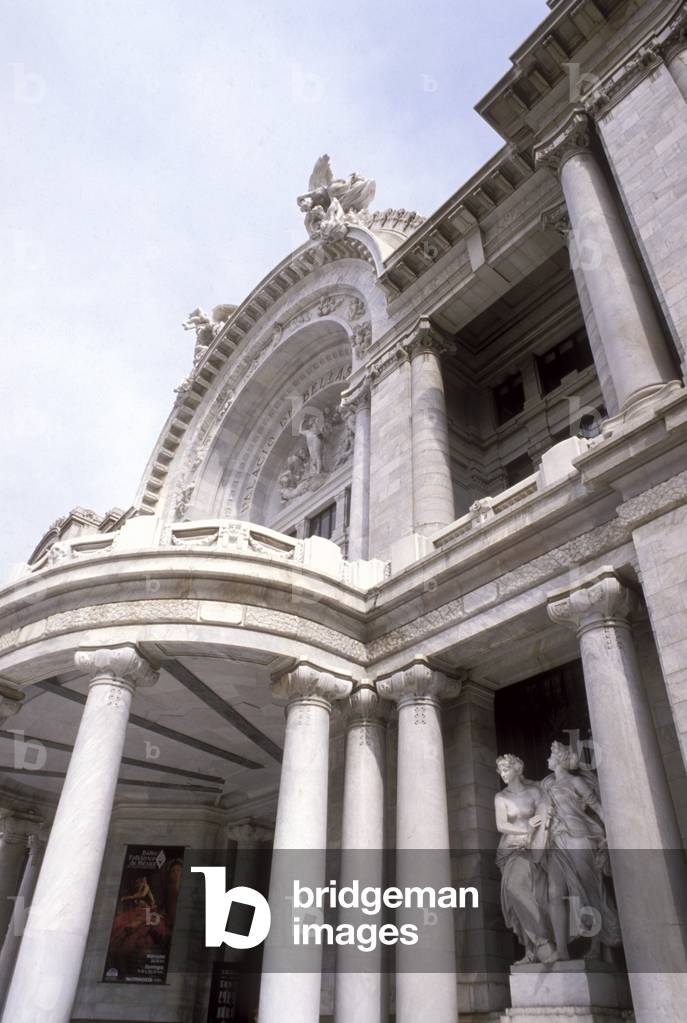 Palacio de Bellas Artes concert hall, Italian marble façade