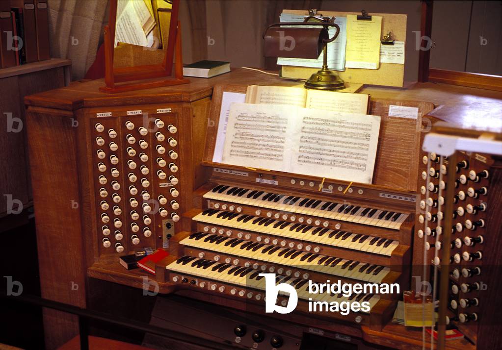 Organ console in Guildford