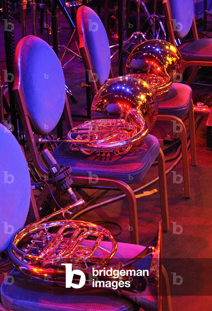 horns, coloured light