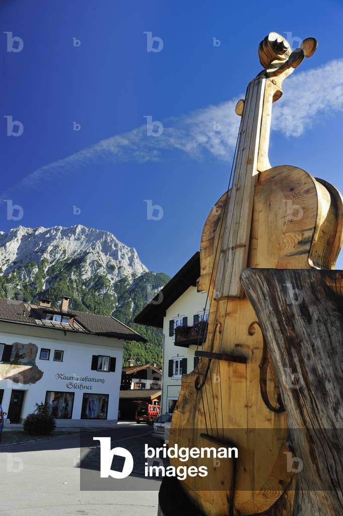 Gigantic statue of a violin