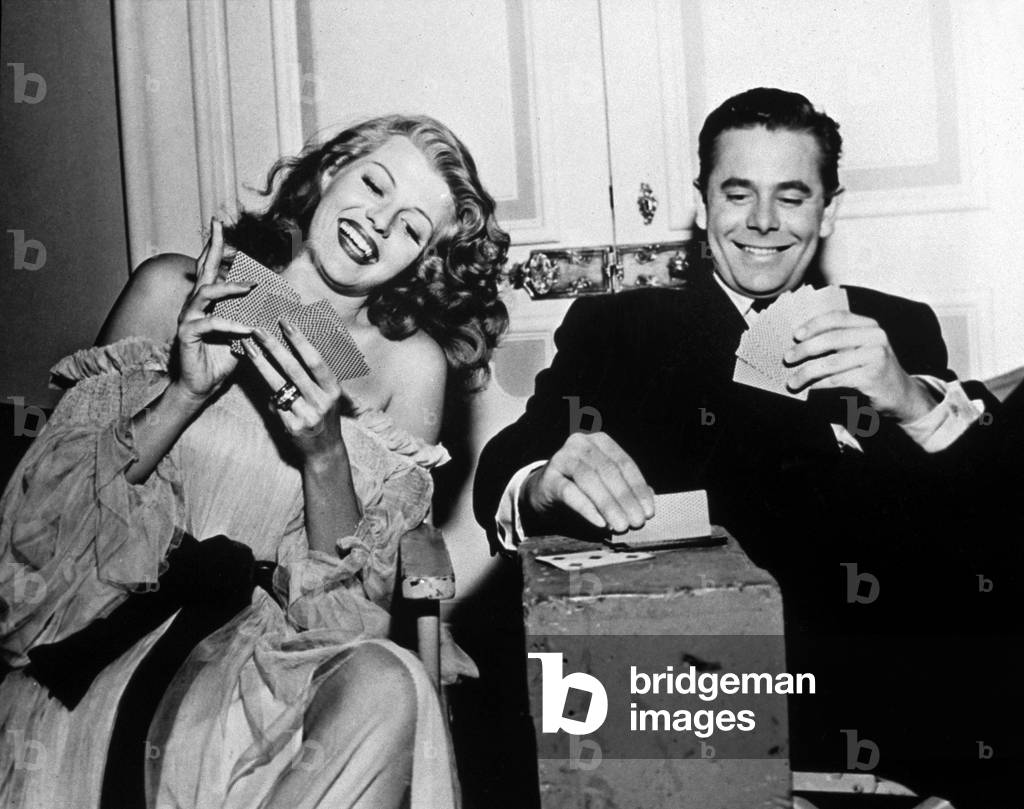 Glenn Ford and Rita Hayworth playing cards 1946 (photo)