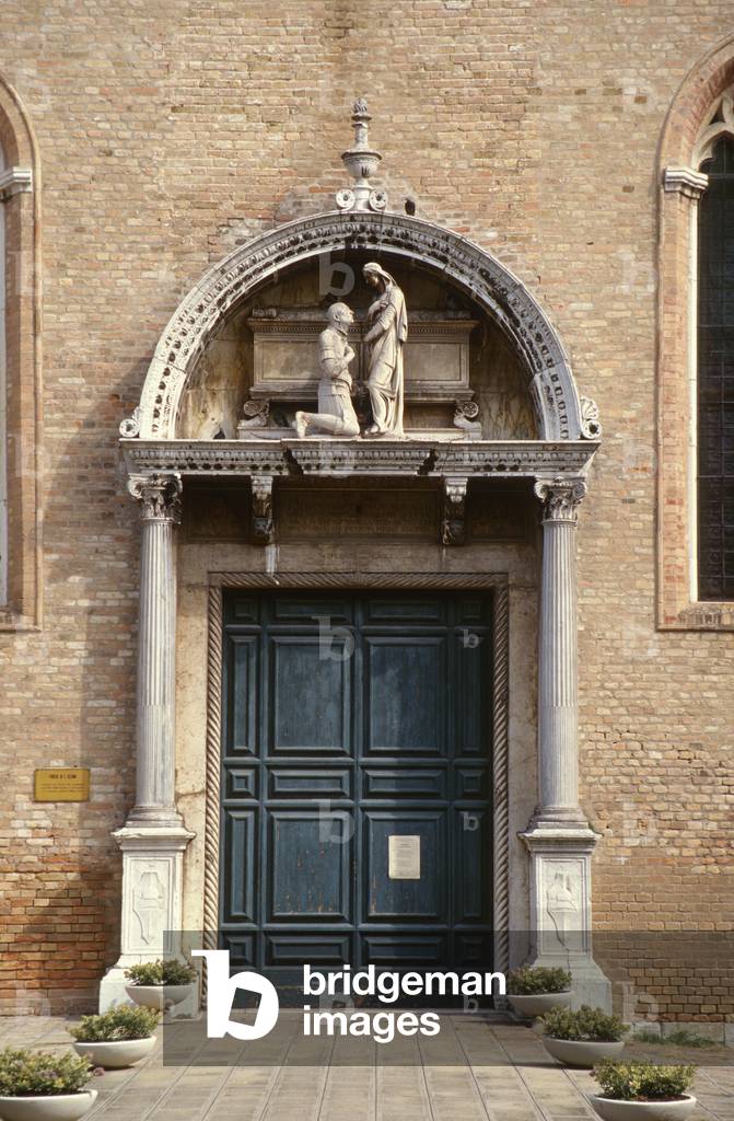 Immagine di Fotografia "Portale della chiesa con l'Ammiraglio Vittorio Cappello inginocchiato davanti a Sant'E