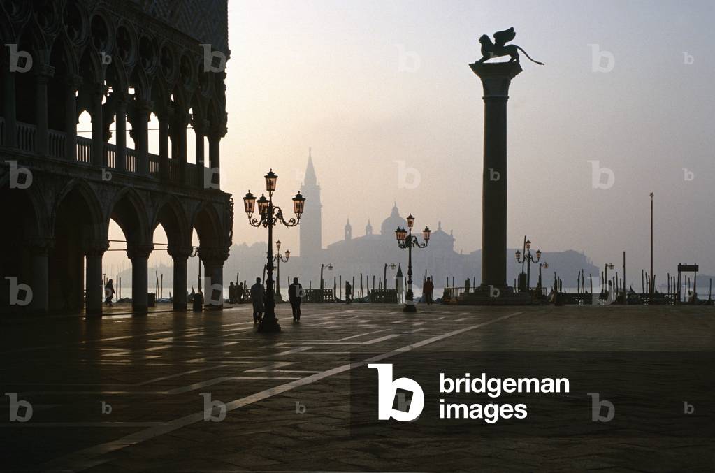 View at dawn towards San Giorgio Maggiore (photo)