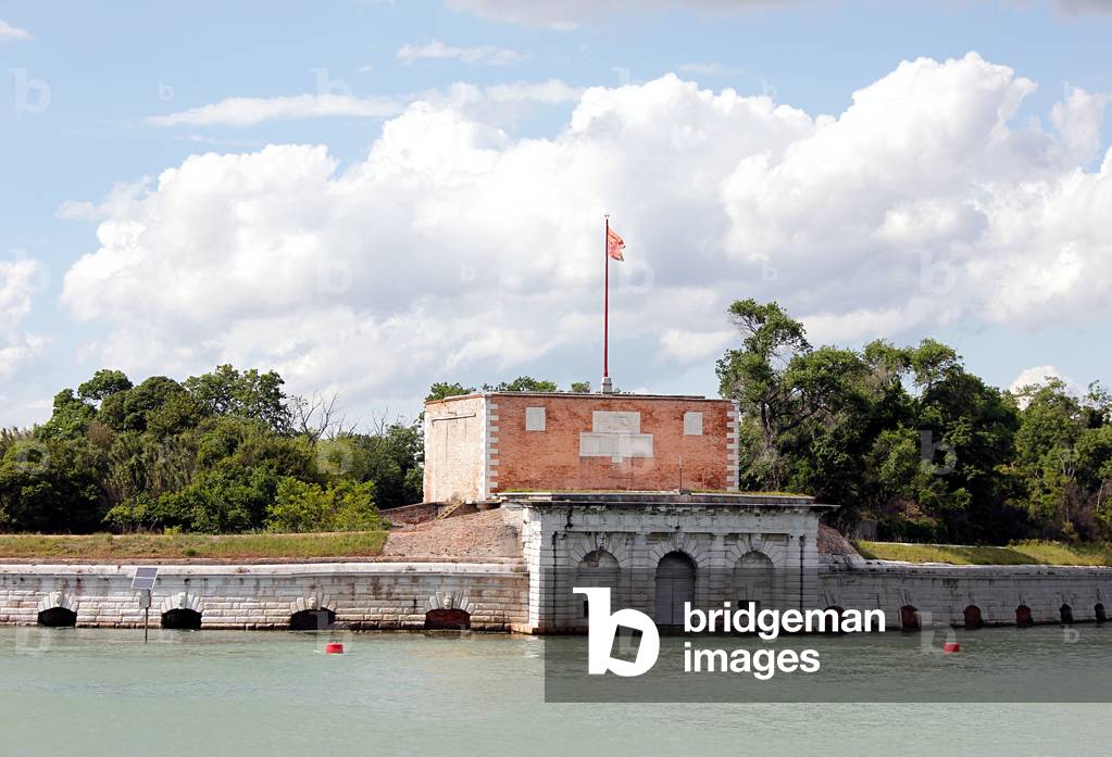 Fort of Sant'Andrea on the southern tip of the island of Le Vignole (photo)