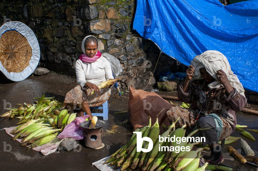 Street scene and food vendors in Gondar city, Ethiopia (photo)