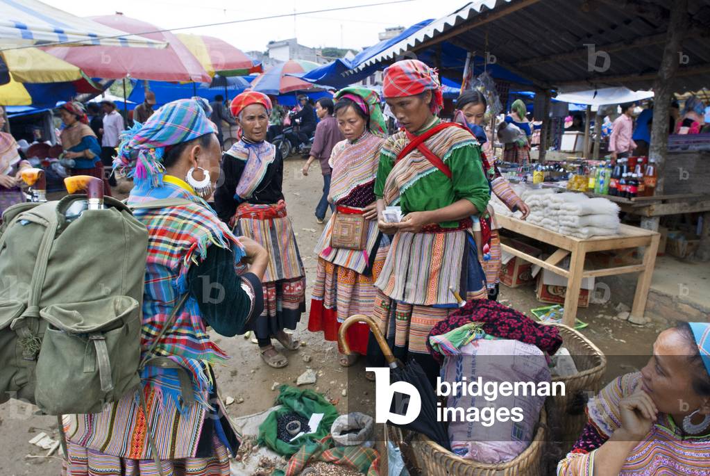 Bac Ha market, Flower Hmong people in traditional dress at weekly market, Sapa, Vietnam (photo)