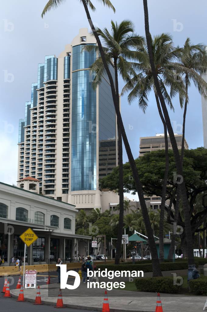 Buildings and hotels in Waikiki Beach, Kalakaua Avenue, O'ahu, Hawaii (photo)