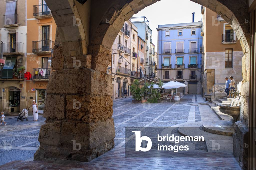Stone gothic arcades arch at Merceria street near Cathedral Santa Maria, TARRAGONA, 2021 (photo)