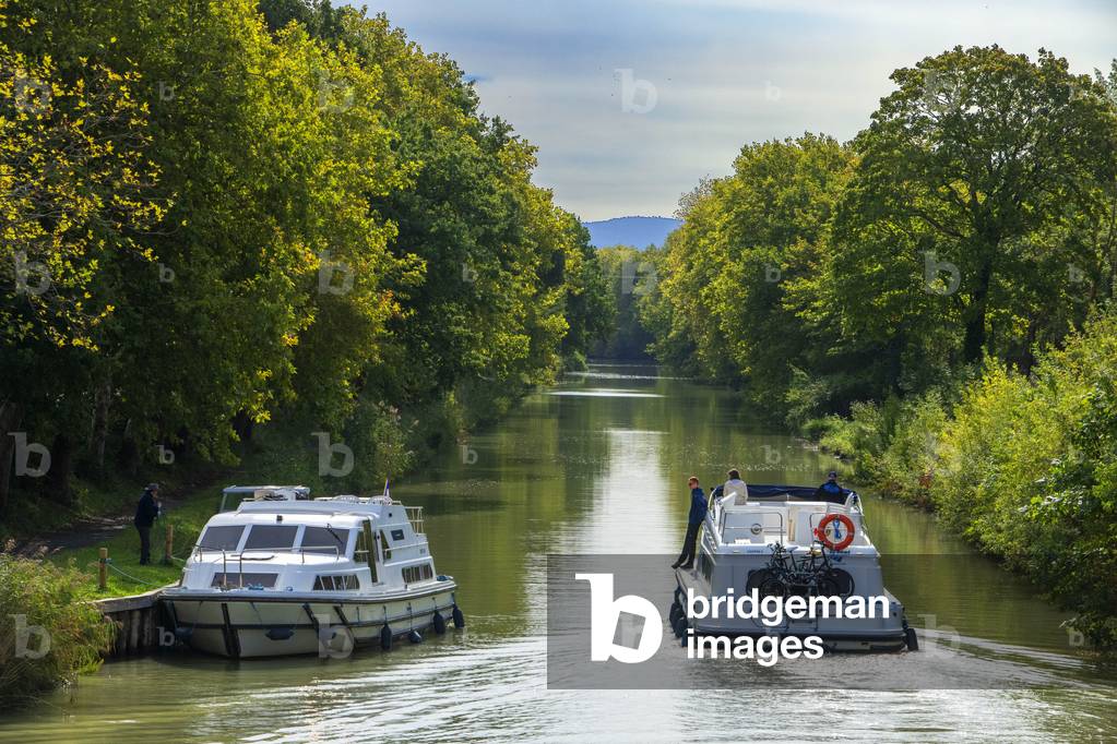 The Canal du Midi, near Carcassonne, French department of Aude, Occitanie Region, Languedoc-Rousillon France, Boats moored on the tree lined canal,  The Herminis lock or Herminis ecluse, 2020 (photo)