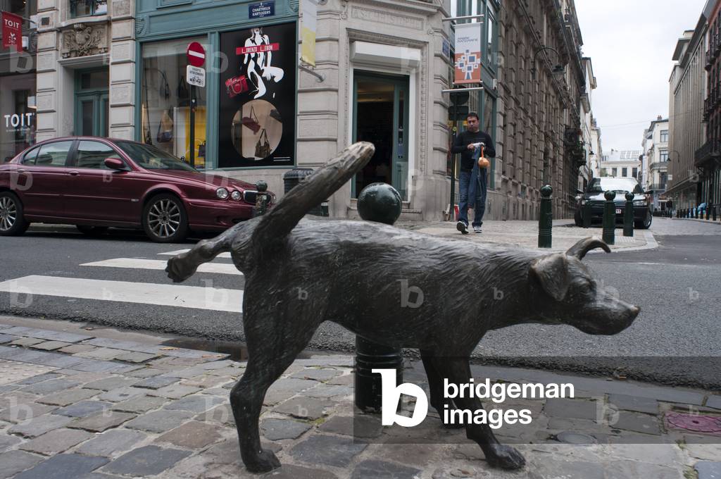 Zinneke Pis bronze statue (Tom Frantzen) of dog urinating, on corner of Rue du Vieux Marche aux Grains, Brussels, Belgium (photo)