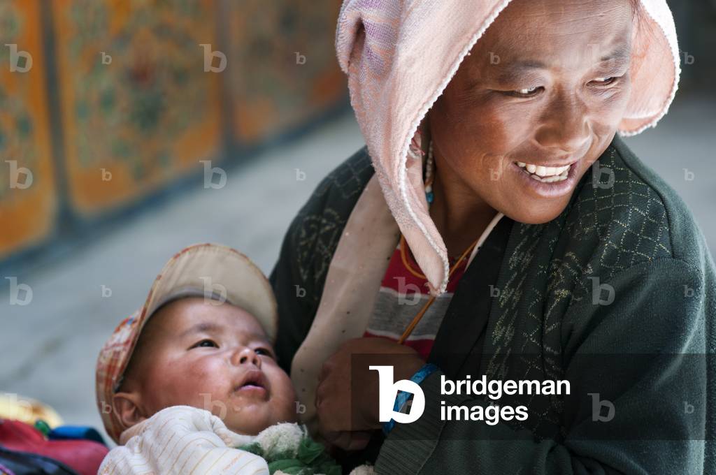 Portrait of a woman breastfeeding her son in the monastery of Tashilumpo, Shigatse, Tibet, China (photo)