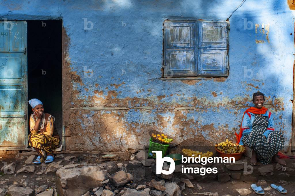 Street scene and food vendors in Gondar city, Ethiopia (photo)
