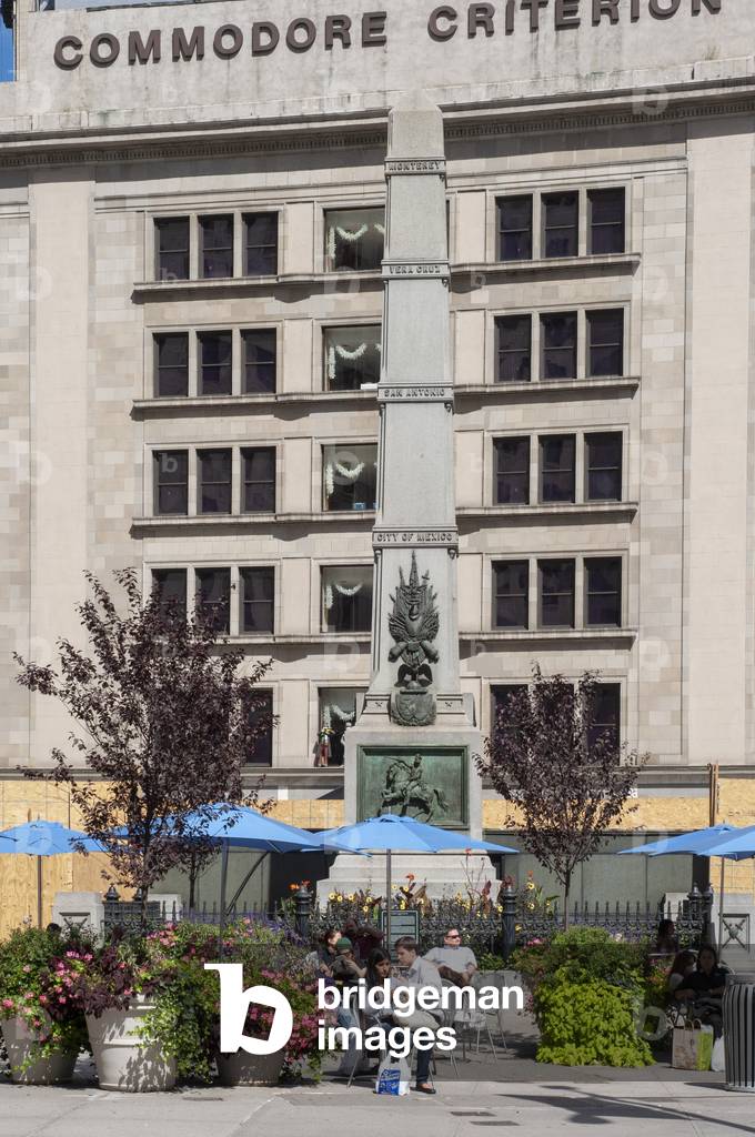 Commodore Criterion building, now renamed Porcelanosa Building, at the junction of Broadway and 5th Avenue Manhattan, USA (photo)