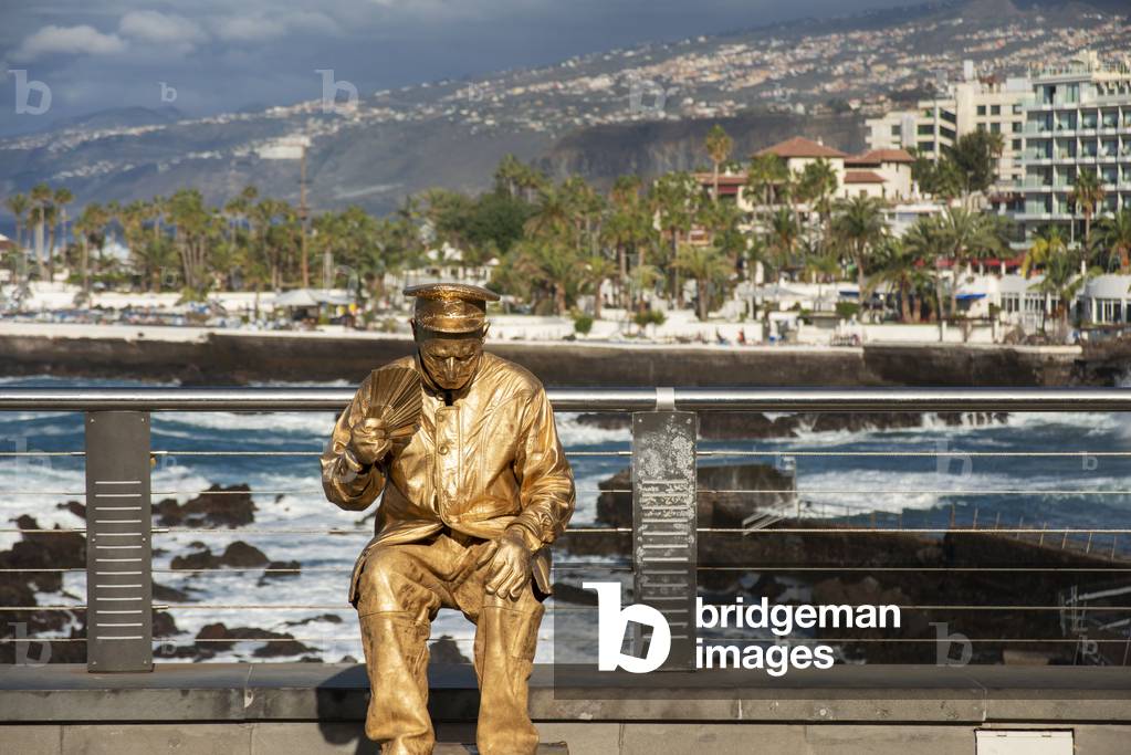 Human statue in front Lago Martianez, water park designed by artist Cesar Manrique, Puerto de la Cruz, Tenerife Island, Canary Islands, Spain (photo)