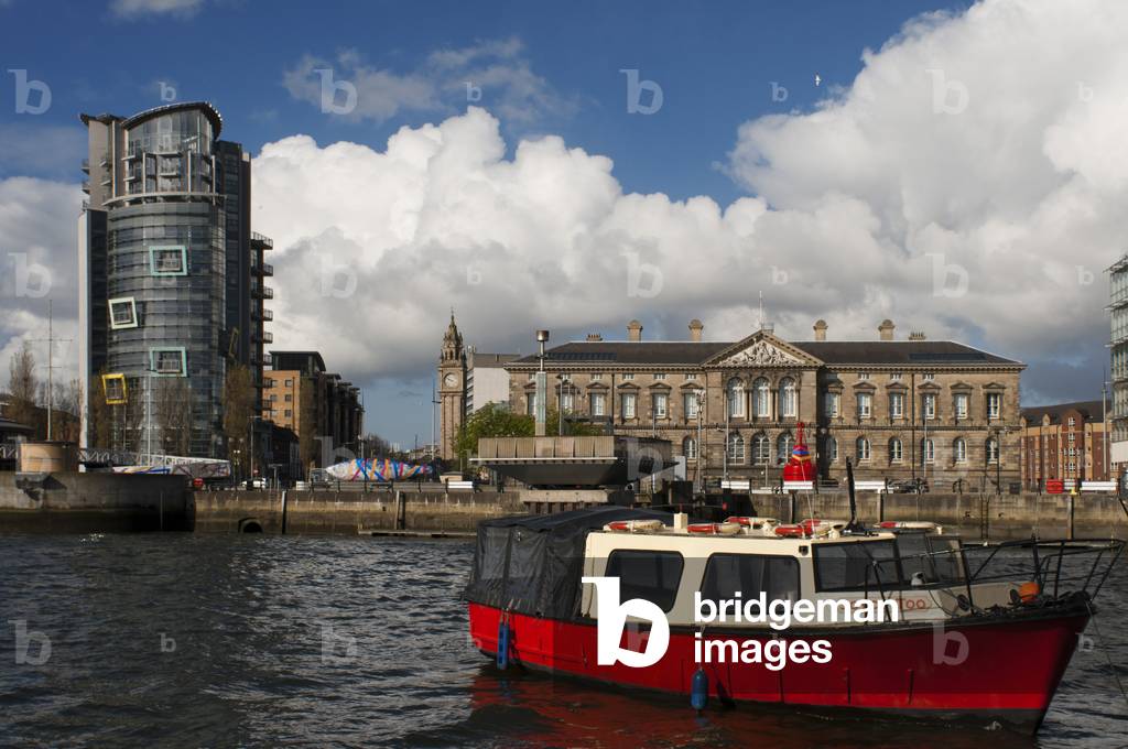 The Red Hulled Tourist Boat Mona Moored in The River Lagan in Belfast Northern Ireland United Kingdom UK (photo)