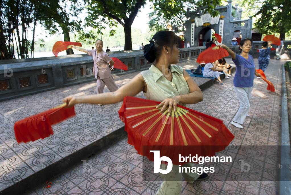Morning exercise at the The Huc bridge leading to Ngoc Son Temple (Jade Mountain) in Hoan Kiem, Hanoi Old Quarter, Huc Bridge to Ngoc Son Temple, Jade Mountain Temple, Hoan Kiem Lake, Hanoi, North Vietnam (photo)