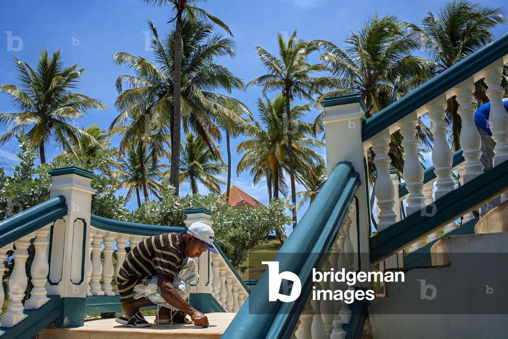 Worker in the weekend house of President Daniel Ortega, Big Corn Island, Caribbean Sea, Nicaragua, Central America, America (photo)