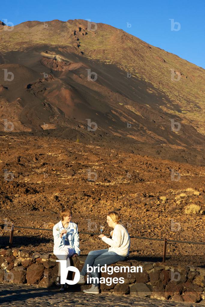 Tourists at Teide peak and Mountain landscape at Las Canadas, Parque Nacional del Teide, Tenerife, Canary Islands, Spain (photo)