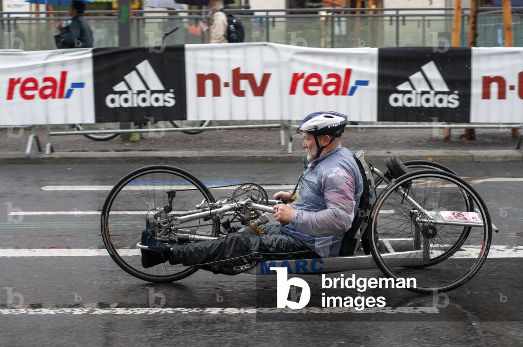 Disabled handbike competitor participant of the Berlin Marathon at kilometer 40, Berlin, Germany, Europe (photo)