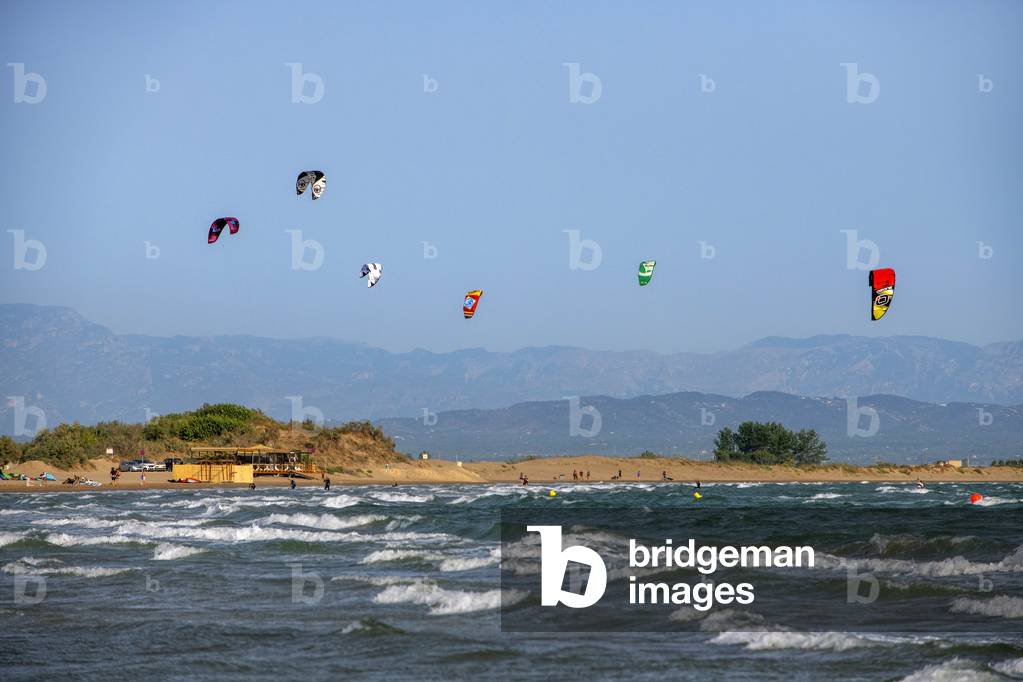 Kite surfing and windsurfing in Riumar beach, TARRAGONA, 2021 (photo)